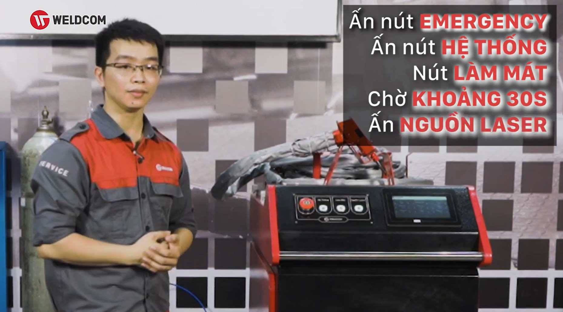 nhan-van-ky-thuat-huong-dan-van-hanh-may-han-laser-weldcom