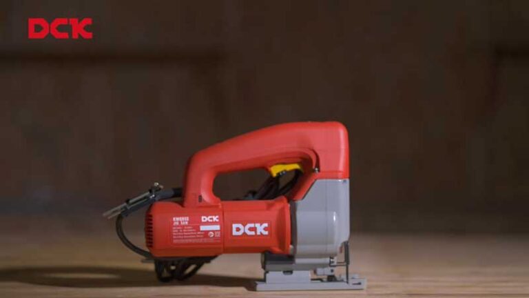 Máy cưa lọng DCK 580W KMQ85S phụ kiện đa dạng