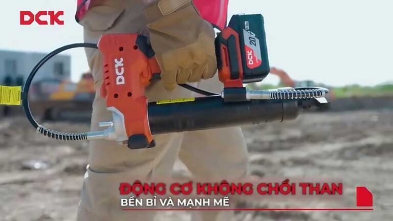 Súng bơm mỡ DCK KDGG500 sử dụng động cơ không chổi than bền bỉ