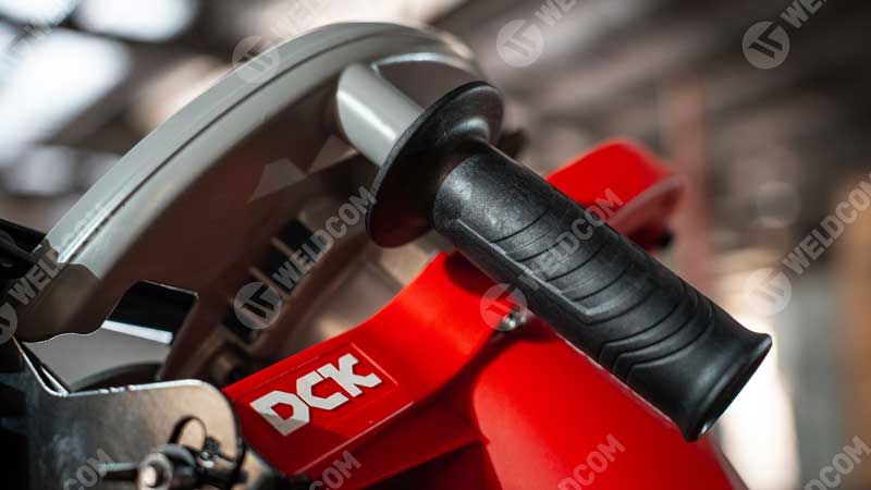 Máy cưa đĩa DCK KMY03-185S: Thiết kế tay cầm chắc chắn