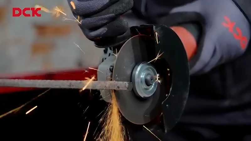 Máy mài góc DCK KSM17-100B có chổi than carbon tự động dừng