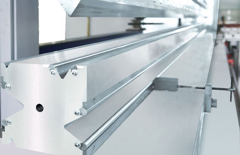 máy chấn tôn thủy lực 160 tấn