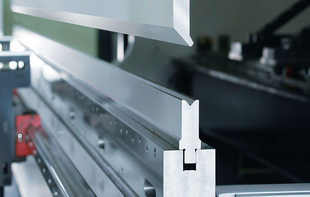 Máy chấn tôn thủy lực 200 tấn