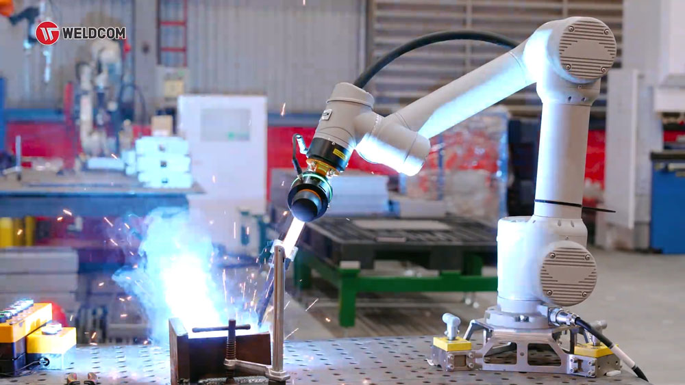 Ứng dụng cánh tay cobot trong công việc hàn