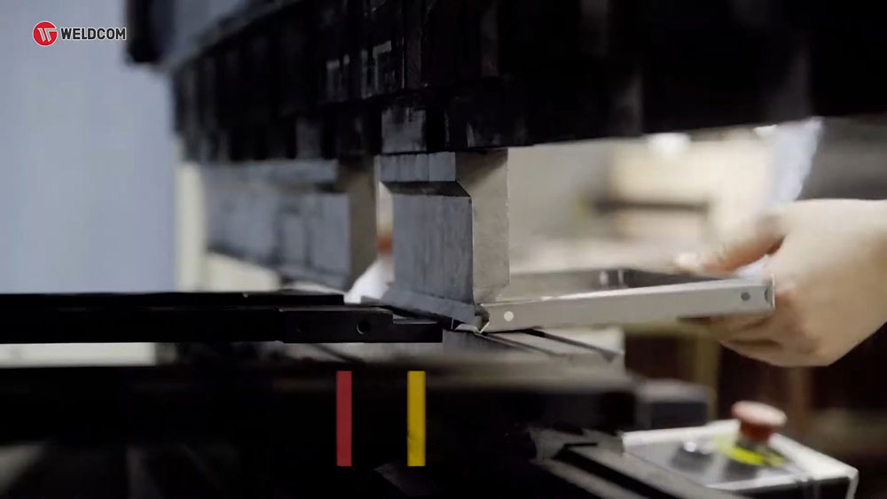 Máy chấn CNC có phải là máy chấn thủy lực không?