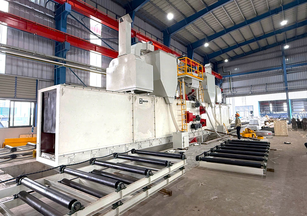 Máy phun bi trong nhà máy sản xuất kết cấu thép